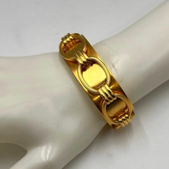 DanniJo Sign Designer Shiny Gold Plated Link Cuff Bracelet Runway Sophisticated - Picture 1 of 8
